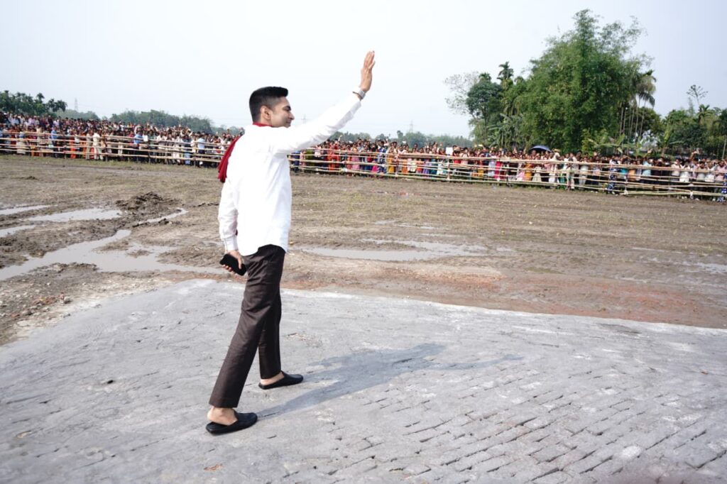 ধূপগুড়ি কি ফের ফিরবে বিজেপির দখলে? ঠাকুরপাঠের মাঠ থেকে অভিষেকের বার্তা 9 1000307390