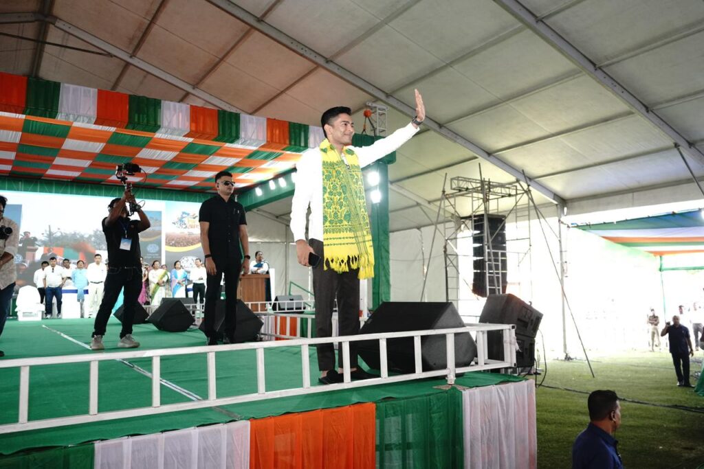 ধূপগুড়ি কি ফের ফিরবে বিজেপির দখলে? ঠাকুরপাঠের মাঠ থেকে অভিষেকের বার্তা 5 1000307392