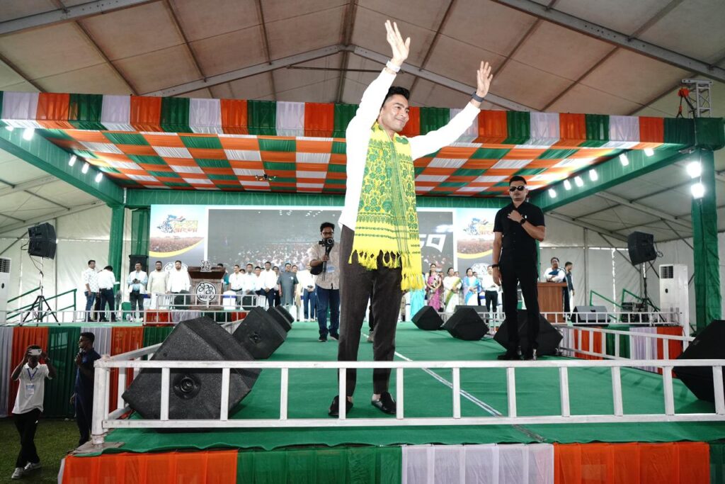 ধূপগুড়ি কি ফের ফিরবে বিজেপির দখলে? ঠাকুরপাঠের মাঠ থেকে অভিষেকের বার্তা 7 1000307394