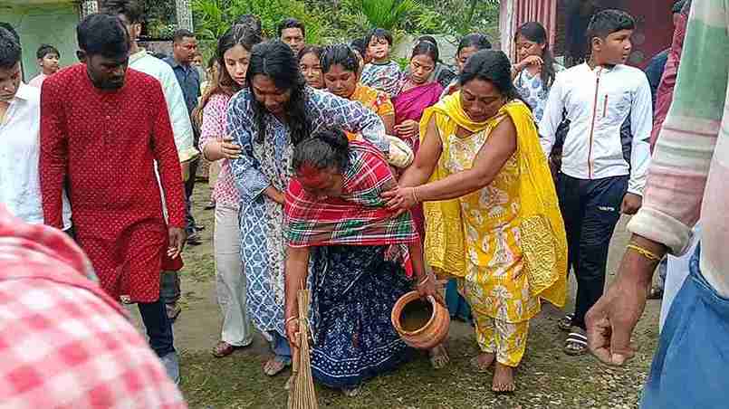 বাবার মৃত্যুতে ভেঙে পড়েছেন প্রার্থী, পাশে দাঁড়াল দল রাজগঞ্জে শোকের মাঝেই প্রচারের হাল ধরল তৃণমূল 8 WhatsApp Image 2026 03 21 at 16.21.45 2 11zon
