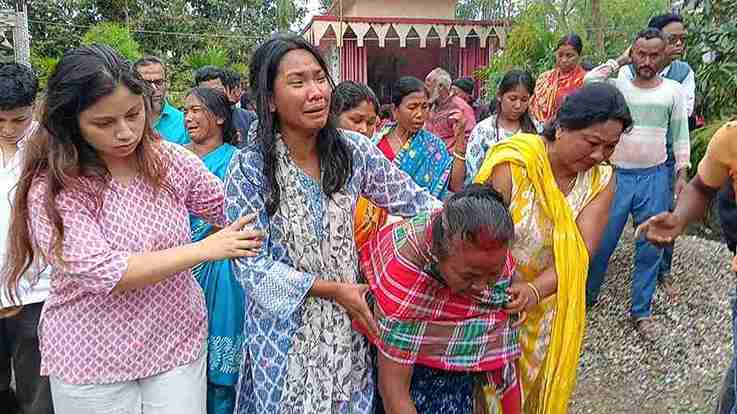 বাবার মৃত্যুতে ভেঙে পড়েছেন প্রার্থী, পাশে দাঁড়াল দল রাজগঞ্জে শোকের মাঝেই প্রচারের হাল ধরল তৃণমূল 5 WhatsApp Image 2026 03 21 at 16.21.45 11zon