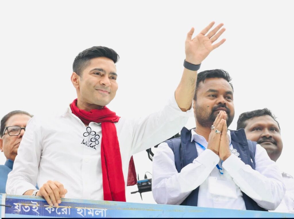 হেলিকপ্টার থেকে নেমেই চমক! জয়গাঁকে পৌরসভা ও ফুল-ফ্লেজড হাসপাতালের আশ্বাস অভিষেক বন্দ্যোপাধ্যায়ের (Abhishek Banerjee) 8 WhatsApp Image 2026 03 26 at 19.49.57