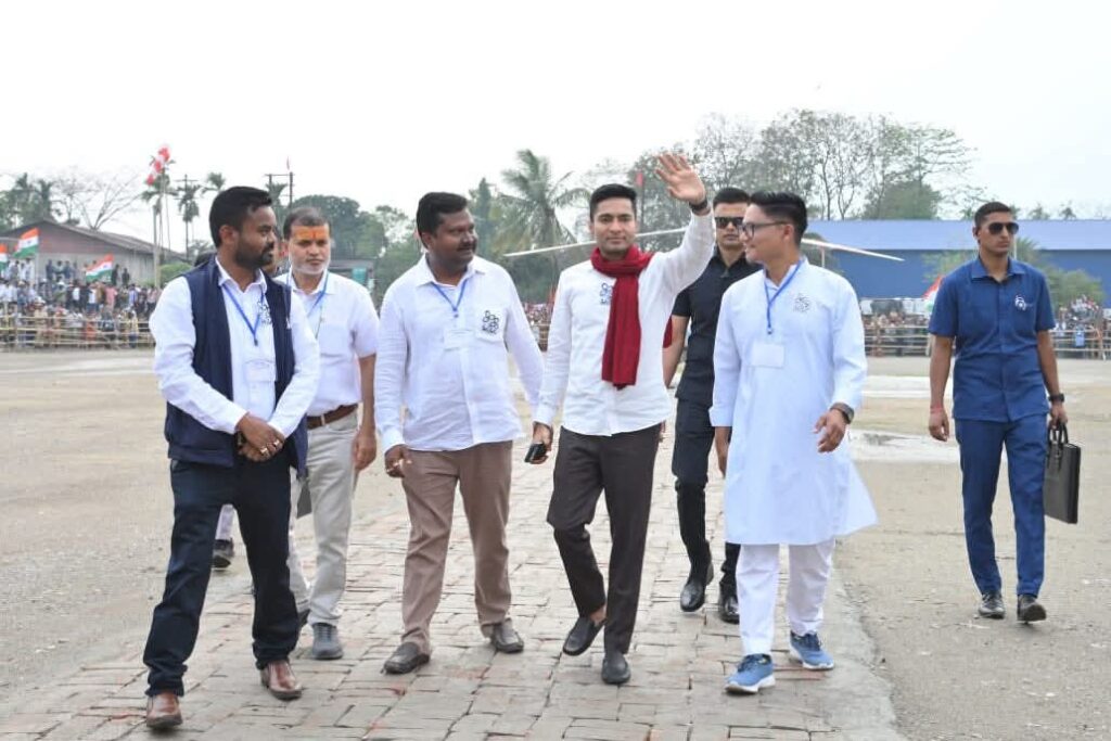 হেলিকপ্টার থেকে নেমেই চমক! জয়গাঁকে পৌরসভা ও ফুল-ফ্লেজড হাসপাতালের আশ্বাস অভিষেক বন্দ্যোপাধ্যায়ের (Abhishek Banerjee) 6 WhatsApp Image 2026 03 26 at 19.49.58 1