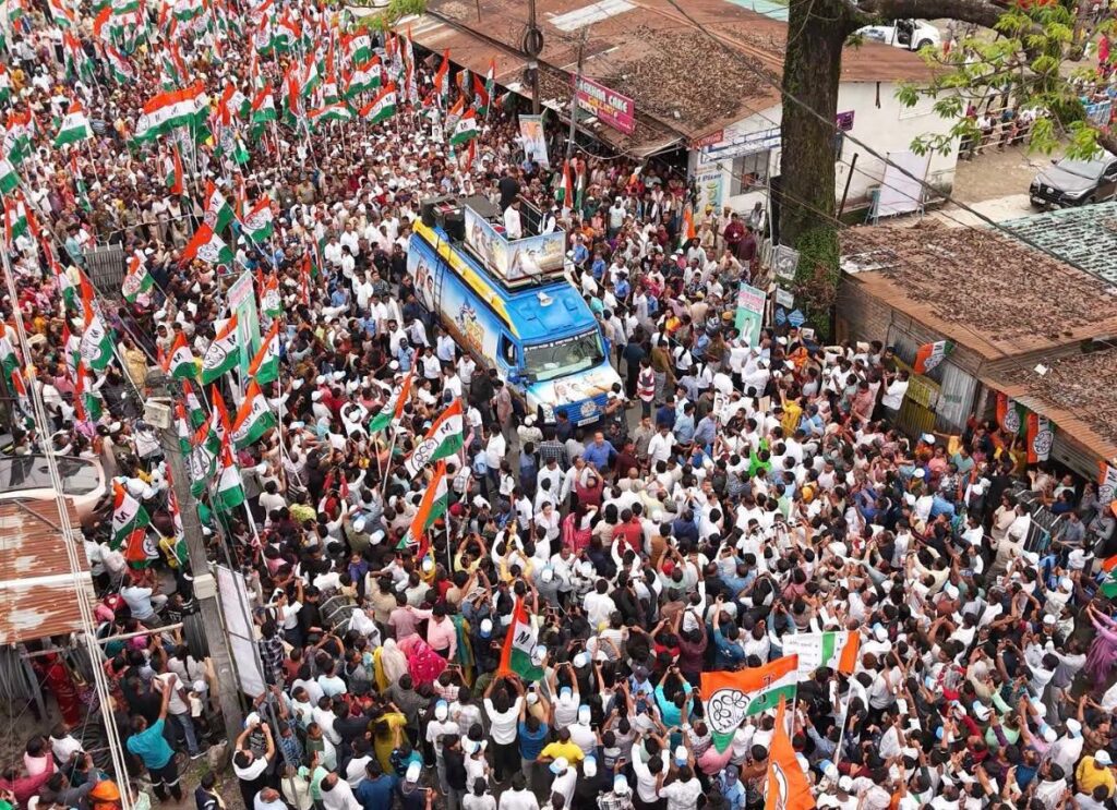 হেলিকপ্টার থেকে নেমেই চমক! জয়গাঁকে পৌরসভা ও ফুল-ফ্লেজড হাসপাতালের আশ্বাস অভিষেক বন্দ্যোপাধ্যায়ের (Abhishek Banerjee) 9 WhatsApp Image 2026 03 26 at 19.50.13 1