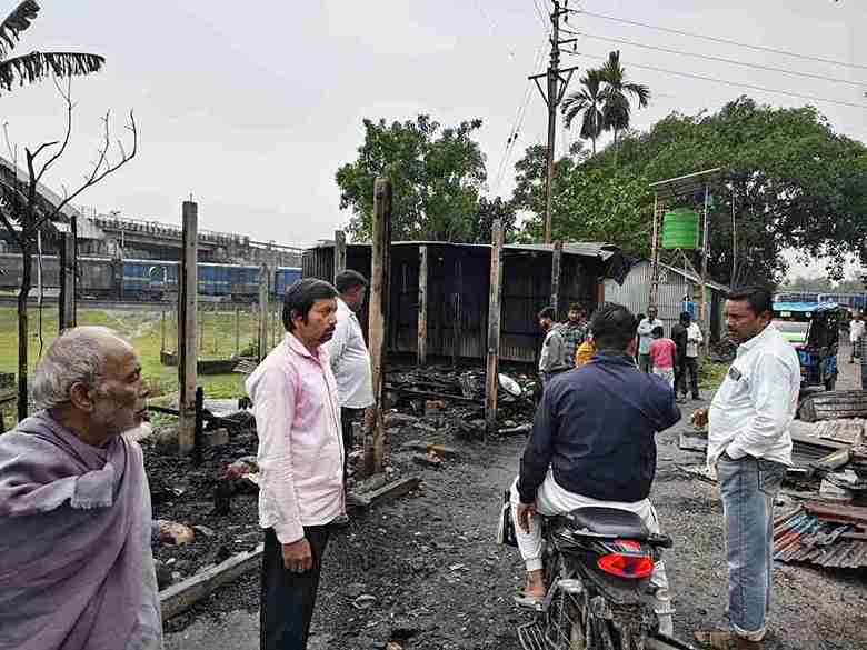 বারঘড়িয়া বাজারে ভয়াবহ অগ্নিকাণ্ড,ভস্মীভূত ৭টি দোকান, দুশ্চিন্তায় ব্যবসায়ীরা, সকাল হতেই ছুটে এলেন তৃণমূল কংগ্রেস পার্টি থেকে জেলা তৃণমূল কংগ্রেস সাধারণ সম্পাদক 6 WhatsApp Image 2026 03 29 at 13.11.07 11zon