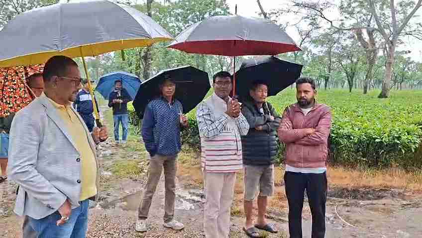 বৃষ্টিকে উপেক্ষা করেই ডুয়ার্সের চা বাগানে প্রচারে সঞ্জয় কুজুর, শ্রমিকদের সঙ্গে সরাসরি কথা 6 WhatsApp Image 2026 03 29 at 13.38.18 11zon