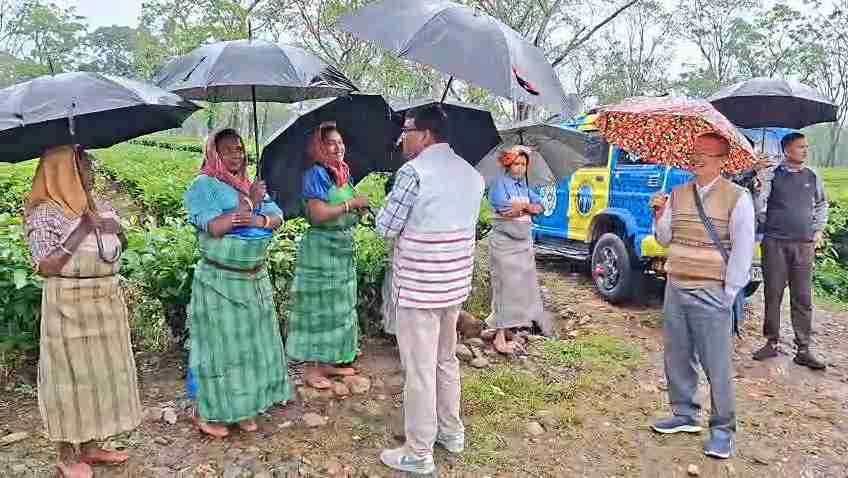 বৃষ্টিকে উপেক্ষা করেই ডুয়ার্সের চা বাগানে প্রচারে সঞ্জয় কুজুর, শ্রমিকদের সঙ্গে সরাসরি কথা 7 WhatsApp Image 2026 03 29 at 13.38.19 1 11zon