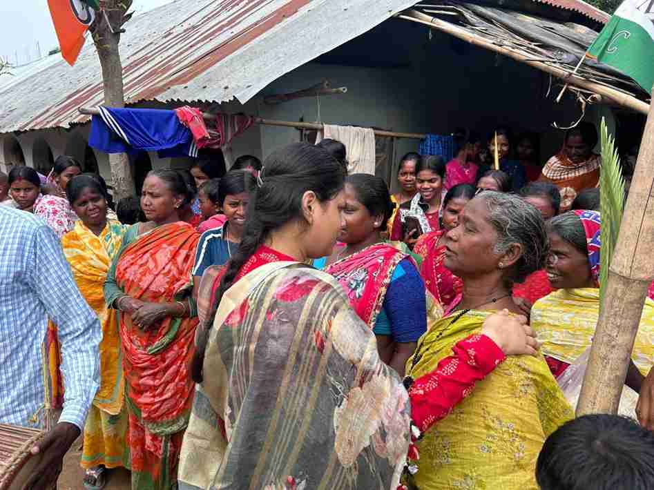 মালদায় (Malda) তৃণমূল (Trinamool Congress) প্রার্থীর অভিনব প্রচার, ধামসা-মাদলের তালে আদিবাসী মহিলাদের সঙ্গে নাচ 6 WhatsApp Image 2026 03 29 at 18.38.52 11zon 1