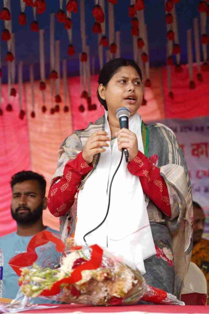 মালদায় (Malda) তৃণমূল (Trinamool Congress) প্রার্থীর অভিনব প্রচার, ধামসা-মাদলের তালে আদিবাসী মহিলাদের সঙ্গে নাচ 7 WhatsApp Image 2026 03 29 at 18.38.53 11zon