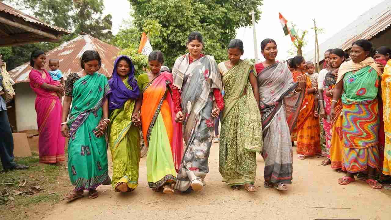 মালদায় (Malda) তৃণমূল (Trinamool Congress) প্রার্থীর অভিনব প্রচার, ধামসা-মাদলের তালে আদিবাসী মহিলাদের সঙ্গে নাচ 5 WhatsApp Image 2026 03 29 at 18.41.35 11zon